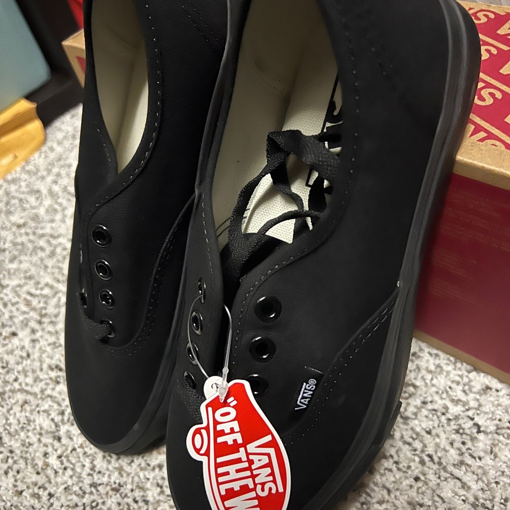 Vans women’s Black lace up Canvas Sneakers - Picture 2 of 7